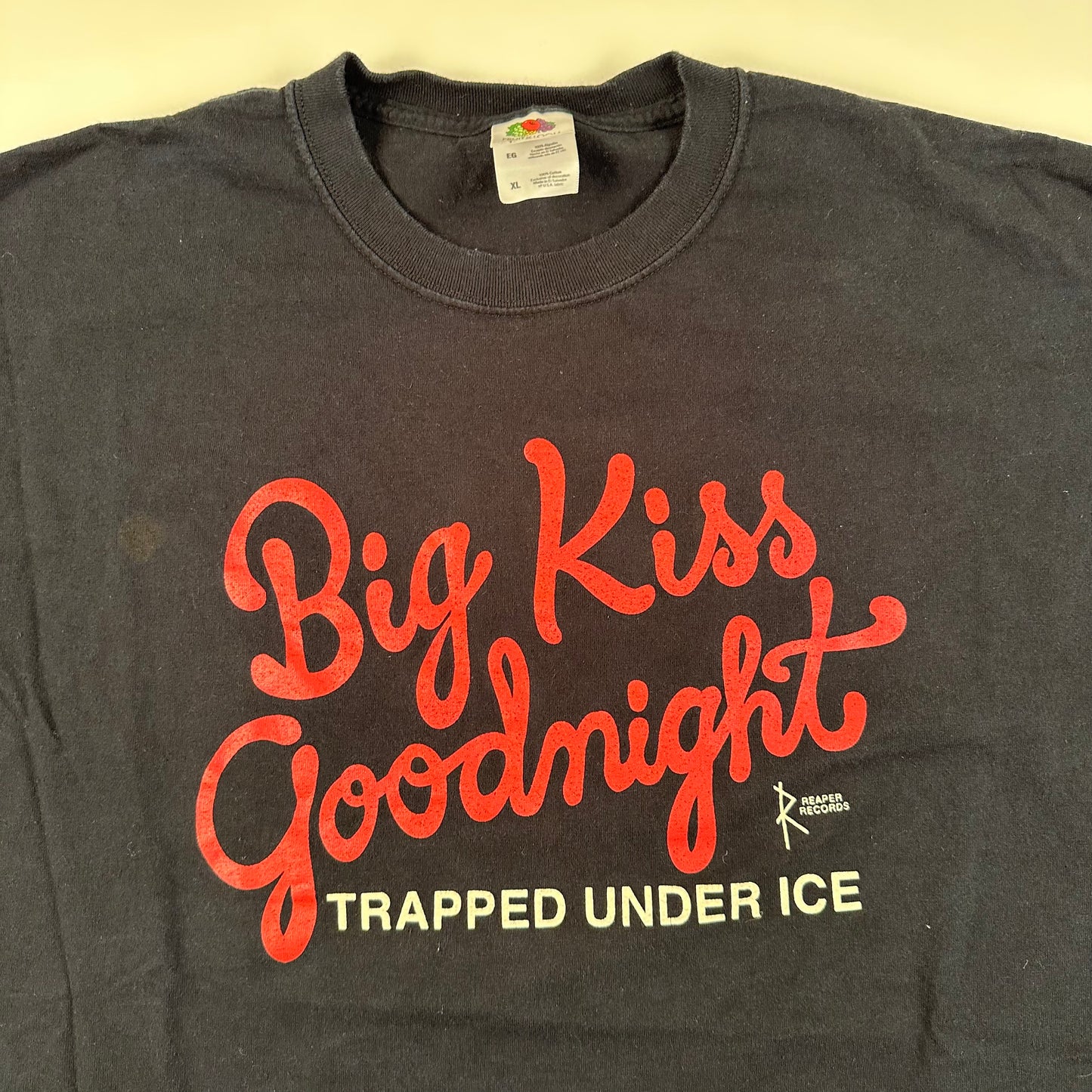 2011 Trapped Under Ice Shirt XL Big Kiss Goodnight